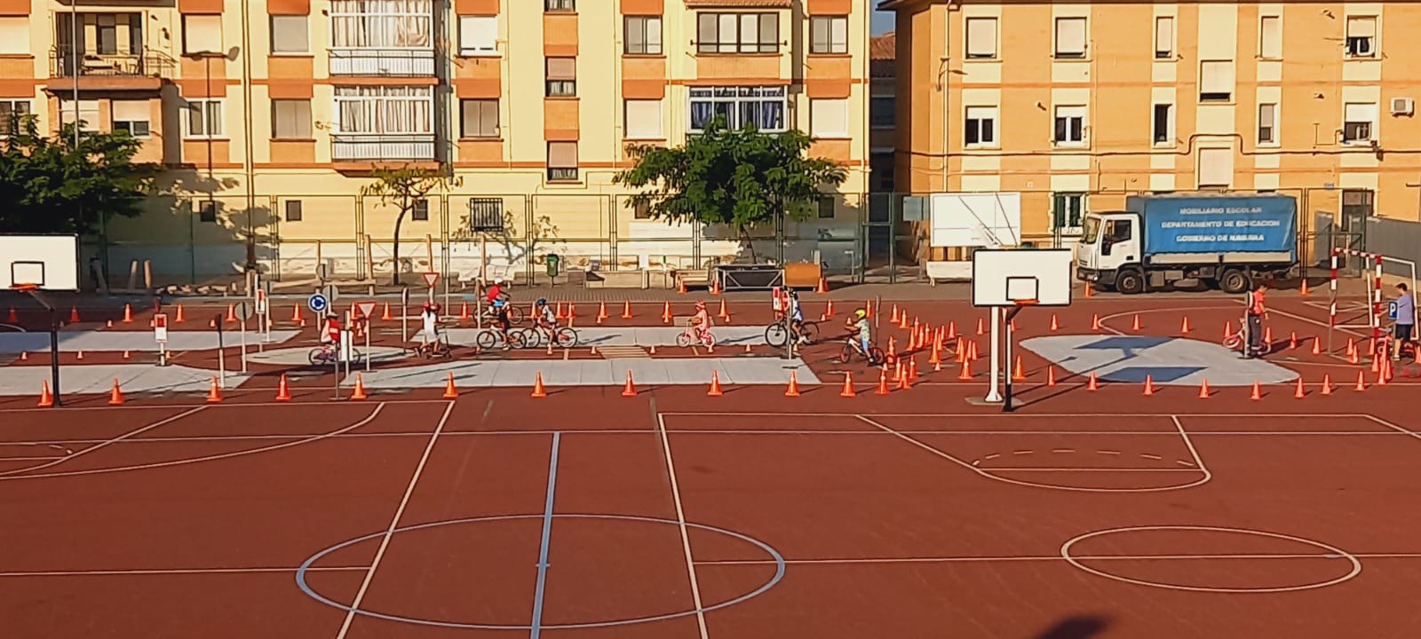 El alumnado de Primaria disfrutó de una jornada de educación vial con la Policía Foral, aprendiendo normas de circulación mientras recorrían un circuito en el patio con bicis y patinetes.