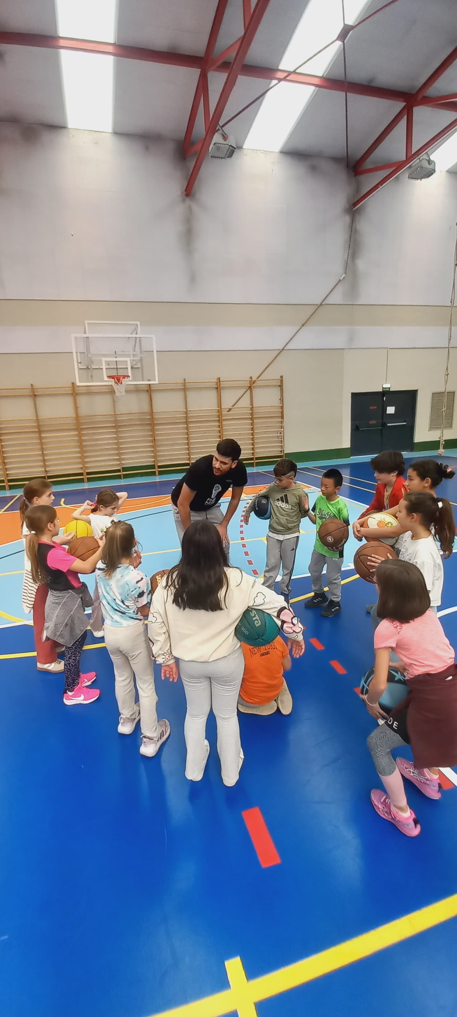 El colegio vivió una jornada llena de deporte y valores gracias a la visita de entrenadores de la Federación Navarra de Baloncesto.