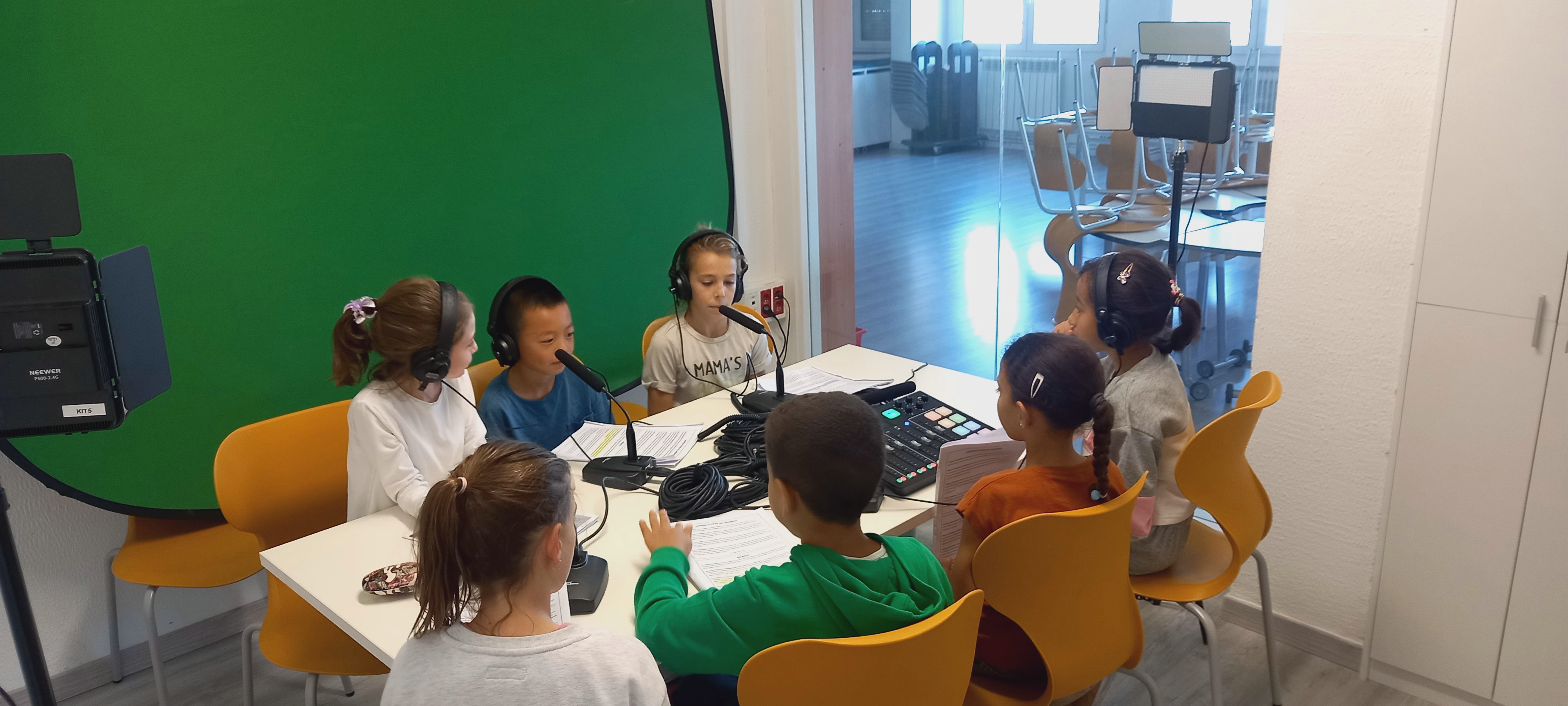 El alumnado de 4º creó un podcast en inglés para compartir cómo se celebra Halloween en distintos países, desarrollando su inglés y su comprensión cultural de forma creativa y colaborativa.