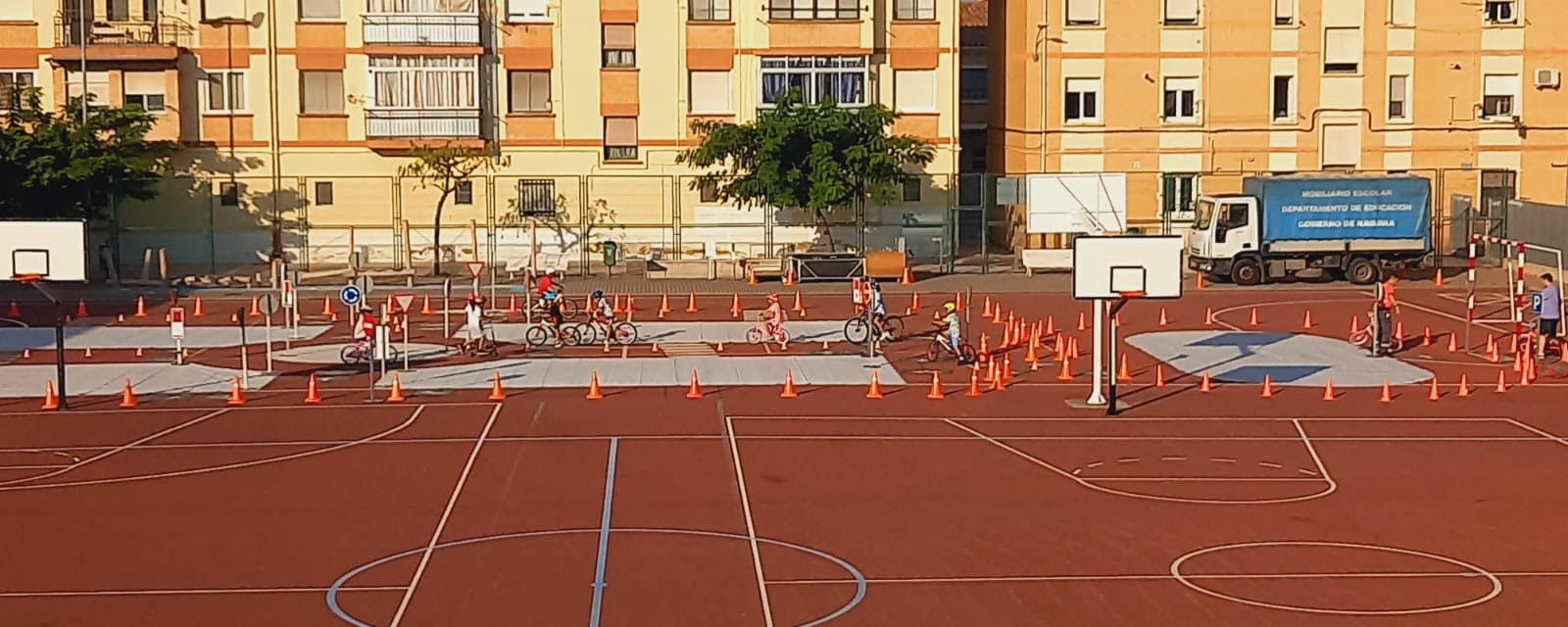 El alumnado de Primaria disfrutó de una jornada de educación vial con la Policía Foral, aprendiendo normas de circulación mientras recorrían un circuito en el patio con bicis y patinetes.